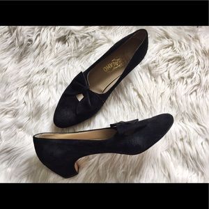 Salvatore Ferragamo VTG Blk Suede Short Pumps Bow
